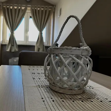 G House Лейни